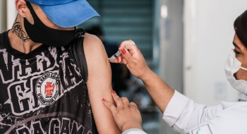 Governo volta a orientar vacinação de adolescentes contra Covid-19